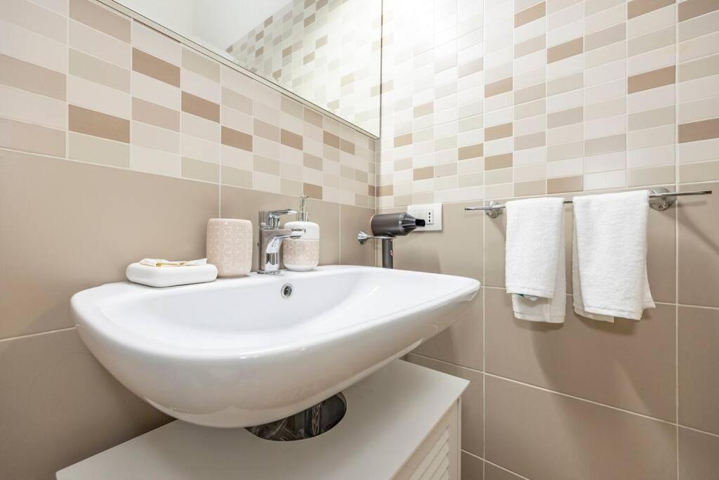 Apartment Roma Relax 2 Con Wifi-Ac-Netflix ภายนอก รูปภาพ
